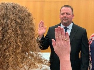 Paschall taking Mayoral Oath